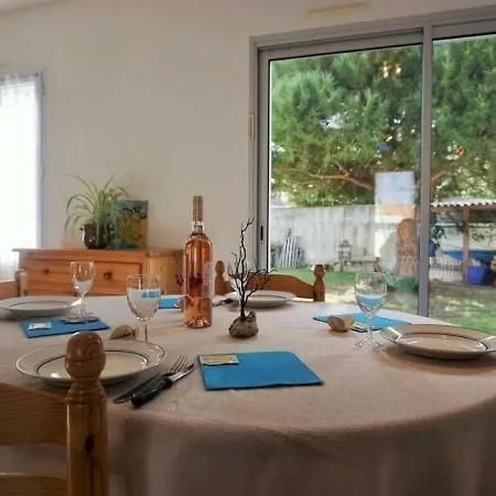 Holiday home Maison Cosy Proche Plage Avec Jardin Clos Et Terrasse - Fr-1-224B-735 *